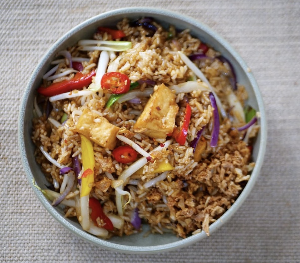 Fried rice with tofu, beansprouts, peppers and chilli